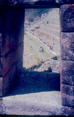 [Vista de Machu Picchu através de abertura da muralha]